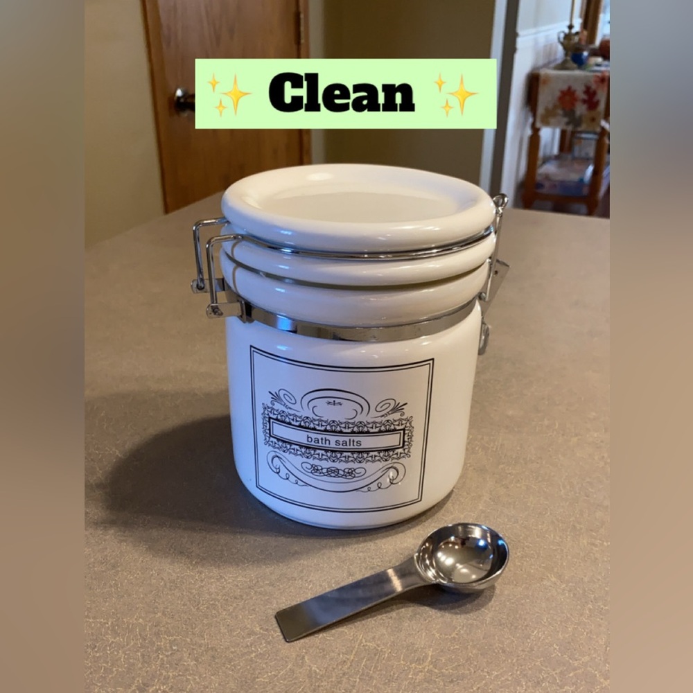 Bath salts jar with scoop, very clean!